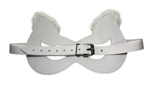 Белая маска из натуральной кожи с мехом на ушках Белая маска из натуральной кожи с мехом на ушках