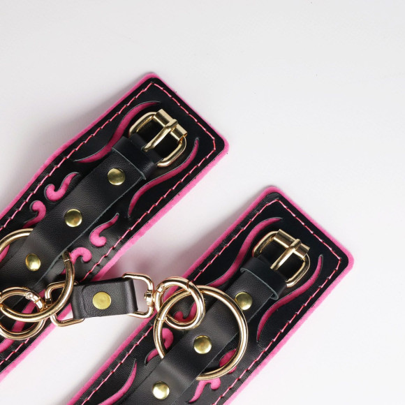 Черные кожаные наручники с розовой строчкой Черные кожаные наручники с розовой строчкой