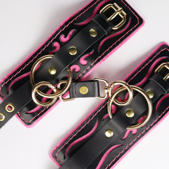 Черные кожаные наручники с розовой строчкой Черные кожаные наручники с розовой строчкой