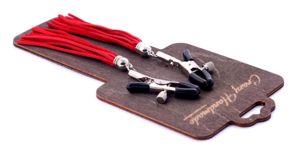 Металлические зажимы на соски с красными замшевыми кисточками Металлические зажимы на соски с красными замшевыми кисточками