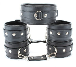 Набор БДСМ-аксессуаров из кожи: ошейник, наручники и оковы Набор БДСМ-аксессуаров из кожи: ошейник, наручники и оковы