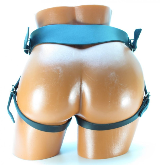 Черные кожаные трусики для особо крупных насадок Черные кожаные трусики для особо крупных насадок