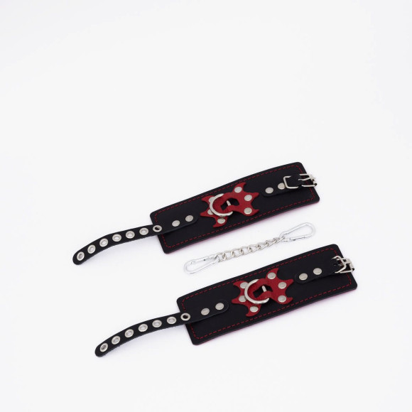 Черные кожаные наручники с красным декором и строчкой Черные кожаные наручники с красным декором и строчкой