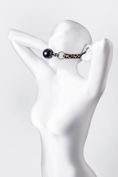 Черный кляп-шар на леопардовых ремешках Anonymo Черный кляп-шар на леопардовых ремешках Anonymo