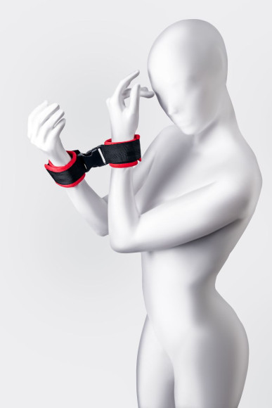 Красно-черные велюровые наручники Anonymo Красно-черные велюровые наручники Anonymo