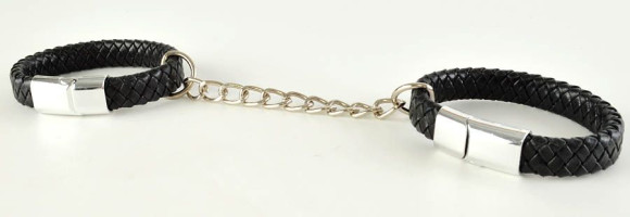 Черные наручники среднего размера «Вояж» Черные наручники среднего размера «Вояж»