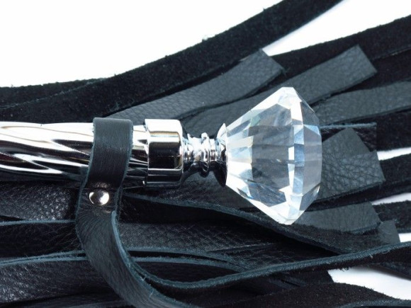 Чёрная плеть из кожи с широкими хвостами и набалдашником - 60 см. Чёрная плеть из кожи с широкими хвостами и набалдашником - 60 см.