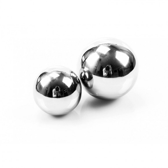 Тяжелый вагинальный шарик из металла без сцепки диаметром 5 см.