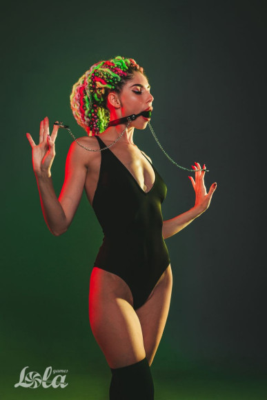 Силиконовый кляп-шар Hentai с зажимами на соски Силиконовый кляп-шар Hentai с зажимами на соски