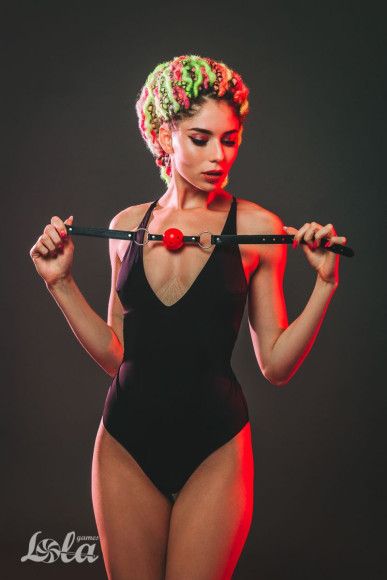 Красный кляп-шар Love Addict на черных ремнях Красный кляп-шар Love Addict на черных ремнях