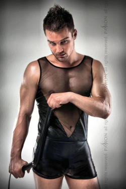 Соблазнительный мужской комплект: майка и шорты