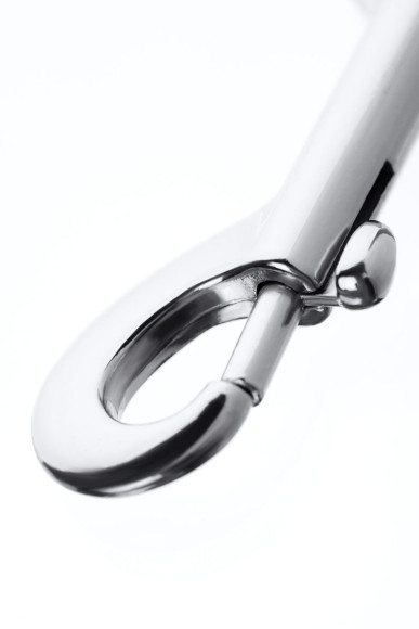 Серебристая соединительная цепочка с двумя карабинами Серебристая соединительная цепочка с двумя карабинами