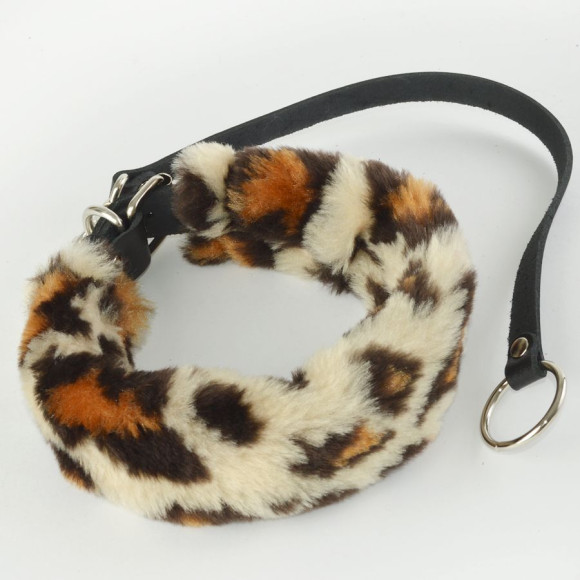 Леопардовый меховой ошейник с кожаным поводком Леопардовый меховой ошейник с кожаным поводком