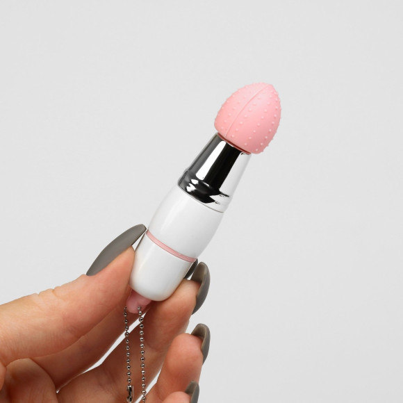 Белый вибратор-брелок с 3 сменными насадками Белый вибратор-брелок с 3 сменными насадками