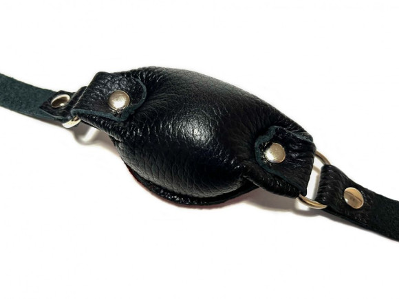 Черный кожаный кляп на ремешках с пряжкой Черный кожаный кляп на ремешках с пряжкой