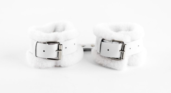 Белые оковы из натуральной кожи с нежным мехом Белые оковы из натуральной кожи с нежным мехом