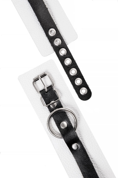 Бело-черные мягкие оковы с одним ремешком и люверсами Бело-черные мягкие оковы с одним ремешком и люверсами