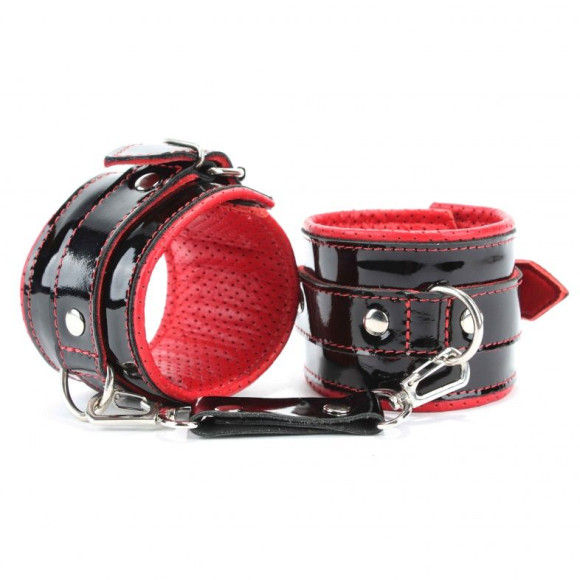 Чёрно-красные лаковые перфорированные наручники Чёрно-красные лаковые перфорированные наручники
