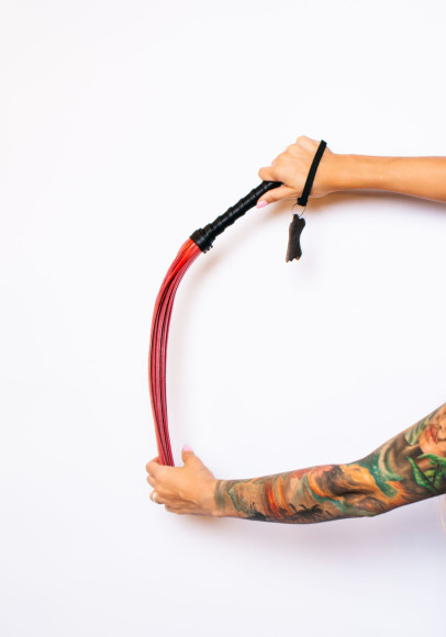 Черно-красный флоггер Scandal из натуральной кожи - 60 см. Черно-красный флоггер Scandal из натуральной кожи - 60 см.