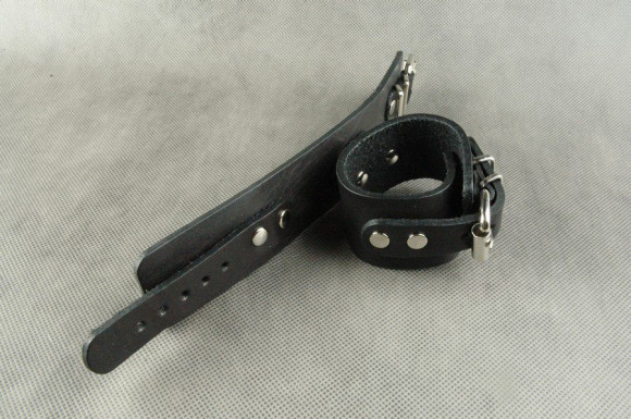 Узкие наручники с застежкой на ремне