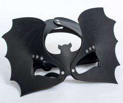 Черная кожаная маска на глаза  Летучая мышь 