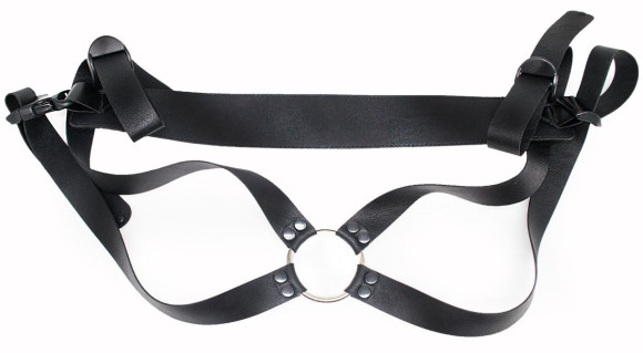 Реалистичный фаллос на регулируемых трусиках с кольцом - 17,5 см. Реалистичный фаллос на регулируемых трусиках с кольцом - 17,5 см.