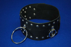 Неподшитый кожаный ошейник с кольцом и клепками