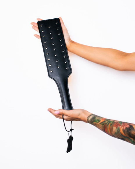 Черная шлепалка Scandal из натуральной кожи с клёпками - 41,5 см. Черная шлепалка Scandal из натуральной кожи с клёпками - 41,5 см.