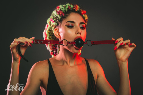 Черно-красный кляп-шарик Love Bite Черно-красный кляп-шарик Love Bite