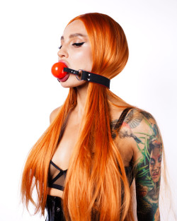 Красный силиконовый кляп-шар Scandal с черным ремешком из натуральной кожи Красный силиконовый кляп-шар Scandal с черным ремешком из натуральной кожи