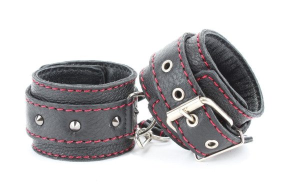 Черные оковы с шипами и контрастной строчкой Черные оковы с шипами и контрастной строчкой