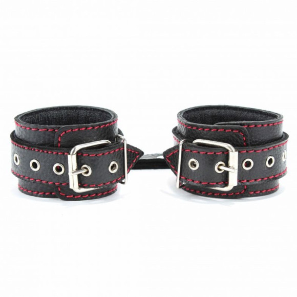 Черные оковы с шипами и контрастной строчкой Черные оковы с шипами и контрастной строчкой