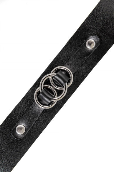 Черный чокер-ошейник со связанными кольцами на подложке Черный чокер-ошейник со связанными кольцами на подложке