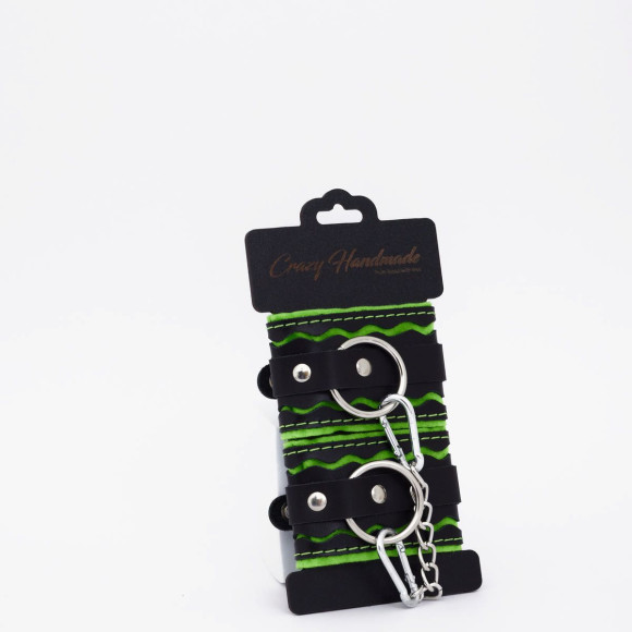 Черно-зеленые кожаные наручники с зеленой строчкой