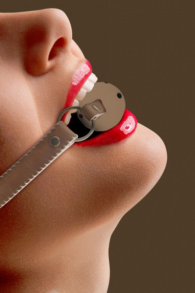 Коричневый пластиковый кляп-шар на кожаных ремешках