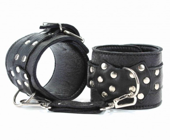 Чёрные кожаные оковы с клепками Чёрные кожаные оковы с клепками