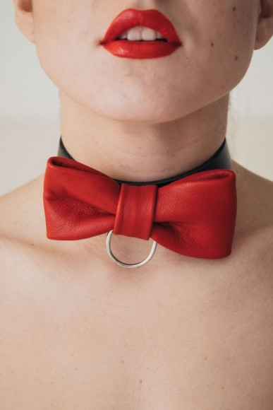 Эффектный красный ошейник-бабочка на черных ремнях Эффектный красный ошейник-бабочка на черных ремнях
