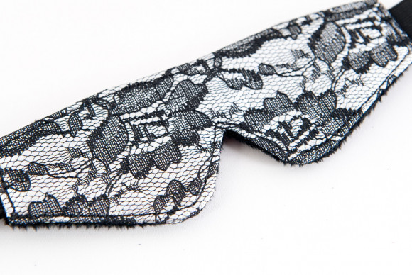 Серебристый кружевной набор: маска и флоггер