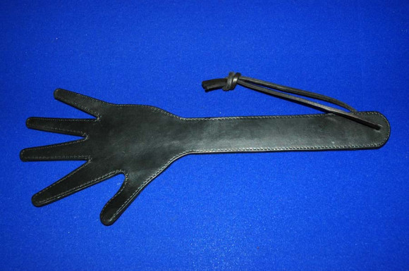 Чёрная шлёпалка  Волшебные пальчики  в форме ладошки