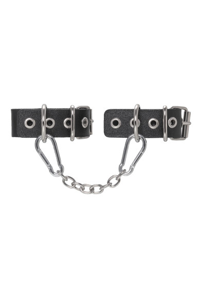 Черные кожаные наручники-браслеты из одного ремешка с люверсами Черные кожаные наручники-браслеты из одного ремешка с люверсами
