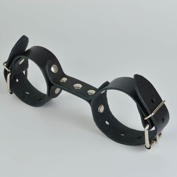 Черные кожаные наручники-фиксатор Черные кожаные наручники-фиксатор