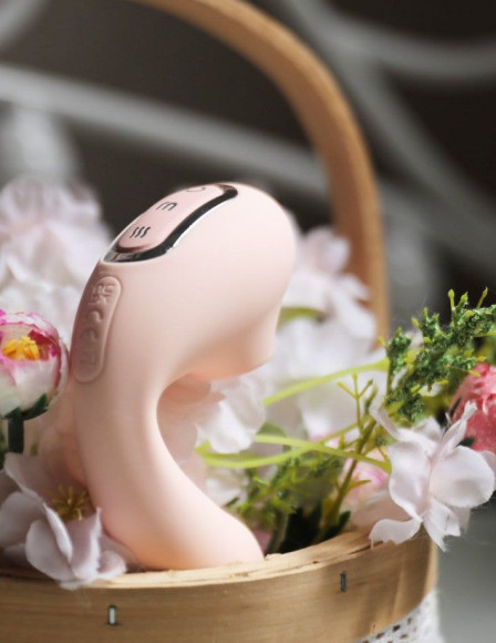 Нежно-розовый вибратор Tara с вакуумной стимуляцией и управлением через приложение