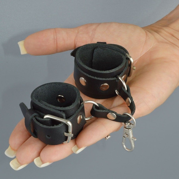 Черный кожаный брелок в виде наручников Черный кожаный брелок в виде наручников